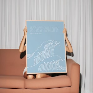 Bleib salzig Küstenchristliche Wandkunst Beachy Bibel-Vers-Plakat Blaue Schrift Druck Lustiges christliches Geschenk Ocean Lover Wohnkultur Trendy Zeichen
