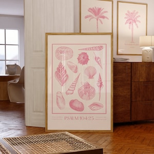 Puede incluir: Una impresi&oacute;n enmarcada con una ilustraci&oacute;n rosa de varias conchas marinas. La impresi&oacute;n tiene el texto "PSALM 104:25" en la parte inferior.