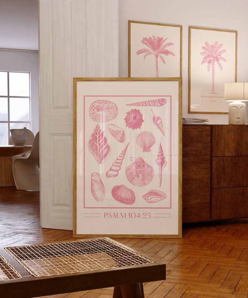 Puede incluir: Una impresi&oacute;n enmarcada con una ilustraci&oacute;n rosa de varias conchas marinas. La impresi&oacute;n tiene el texto "PSALM 104:25" en la parte inferior.