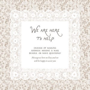 K&ouml;nnte beinhalten: Ein quadratisches wei&szlig;es Schild mit einem dekorativen wei&szlig;en Spitzenrand vor einem beigen Blumenhintergrund. Der Text lautet: We are here to help. Change of mailing address, missing a mail bundle, or have questions? Message us here on Etsy.