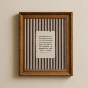 Póster moderno con versículo bíblico atemporal para imprimir: Lamentaciones 3, con textura de rayas blancas y negras (descarga instantánea).