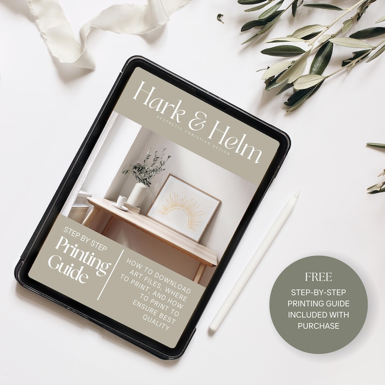 K&ouml;nnte beinhalten: Ein digitales Tablet zeigt einen druckbaren Kunstf&uuml;hrer von Hark & Helm. Der Leitfaden enth&auml;lt Anweisungen zum Herunterladen von Kunstdateien, zum Drucken und zur Sicherstellung der besten Qualit&auml;t. Ein kostenloser Schritt-f&uuml;r-Schritt-Druckleitfaden ist im Kaufpreis enthalten.