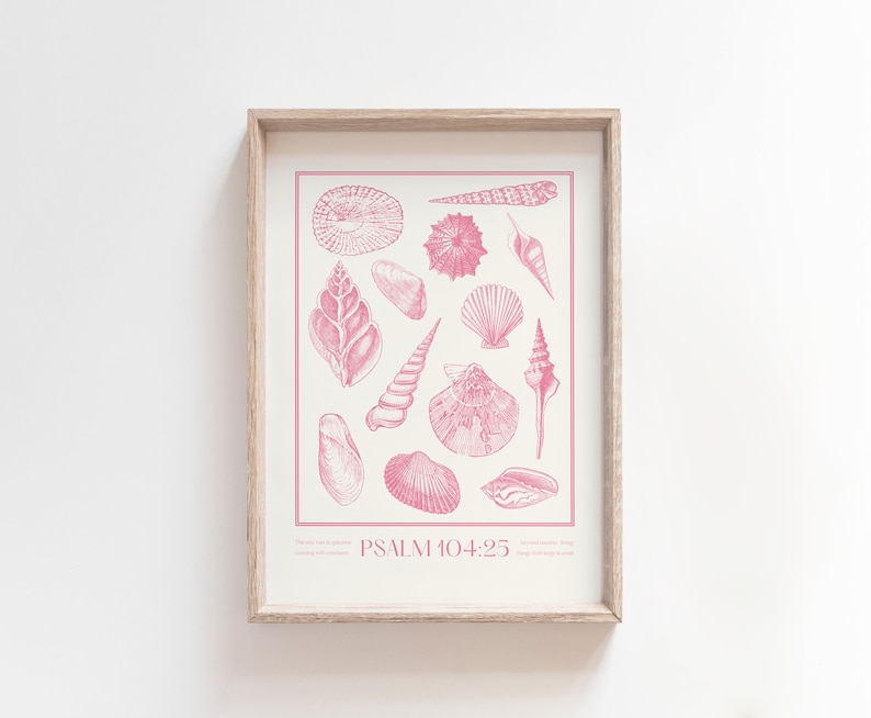 Puede incluir: Una impresi&oacute;n enmarcada con fondo blanco e ilustraciones rosas de varias conchas marinas. El texto "PSALM 104:25" est&aacute; impreso en la parte inferior de la impresi&oacute;n.