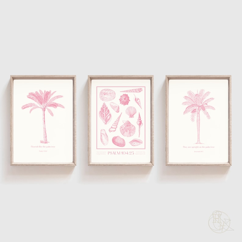 Puede incluir: Tres impresiones de arte imprimibles con ilustraciones rosas. Las impresiones de la izquierda y la derecha presentan palmeras con vers&iacute;culos b&iacute;blicos. La impresi&oacute;n central presenta una colecci&oacute;n de conchas con el texto "SALMO 104:25".