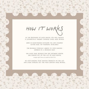 K&ouml;nnte beinhalten: Eine rechteckige Informationsgrafik mit einem hellbraunen, gewellten Rand vor einem floralen Hintergrund. Der Text lautet: HOW IT WORKS, AT THE BEGINNING OF EACH MONTH YOU WILL RECEIVE A LITURGICALLY THEMED CATHOLIC SNAIL MAIL BUNDLE.