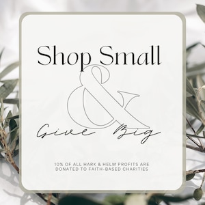 K&ouml;nnte beinhalten: Ein wei&szlig;es Quadrat mit einem grauen Rand und abgerundeten Ecken. Der Text "Shop Small & Give Big" ist in Schwarz geschrieben. Unter dem Text befindet sich ein stilisiertes Ampersand-Symbol. Der Text "10% aller Hark & Helm-Gewinne werden an gemeinn&uuml;tzige Organisationen gespendet" ist in Schwarz unter dem Ampersand geschrieben.