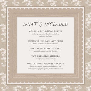 K&ouml;nnte beinhalten: Eine rechteckige Karte mit gewelltem Rand und floralem Hintergrundmuster. Der Text lautet: WHAT'S INCLUDED, MONTHLY LITURGICAL LETTER, EXCLUSIVE 5X7 INCH ART PRINT, ONE 4X6 INCH RECIPE CARD, TWO EXCLUSIVE STICKERS, ONE OR MORE SURPRISE GOODIES.