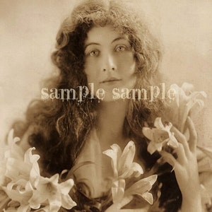 Download digital instantâneo Digitalizar fotografia vintage Linda mulher princesa Cartão postal francês antigo Impressão artística sépia boho cigana