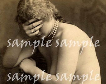 Descarga digital instantánea de una fotografía vintage de desnudos, collage, escaneo de una postal francesa antigua de una princesa gótica de París.