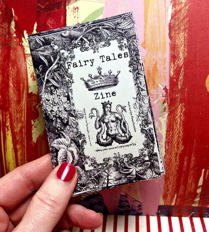 Może przedstawiać: Czarno-biały zine zatytułowany "Fairy Tales Zine" z koroną i kobietą z wężowym ogonem na okładce.