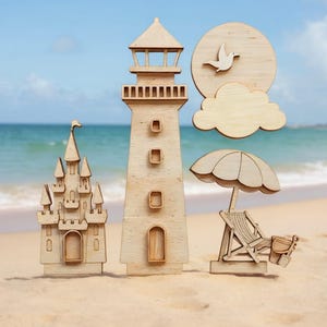 Può includere: Decorazioni in legno a tema spiaggia tra cui un castello, un faro, un sole con una colomba, una nuvola, una sedia a sdraio e un ombrellone. Gli oggetti sono in legno chiaro e sono disposti su una superficie sabbiosa con uno sfondo di oceano blu.