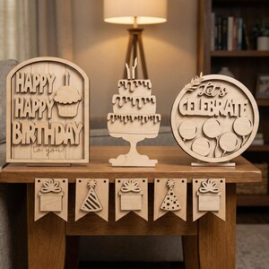 Könnte beinhalten: Holz-Geburtstagsdekorationen, darunter ein Schild mit "Happy Birthday", ein mehrstöckiger Kuchen, ein rundes Schild mit "Let's Celebrate" und ein Banner mit Geschenk- und Partyhut-Ausschnitten. Die Artikel sind aus hellem Holz gefertigt.