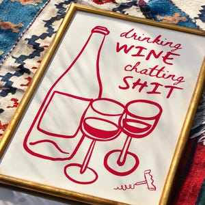 Impresión de "Bebiendo vino y charlando", póster de vino tinto, regalo para amantes del vino, impresión de regalo para bar en casa