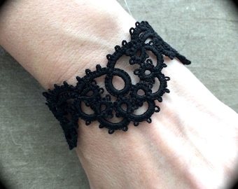 Tatted Lace Bracelet - Scallop