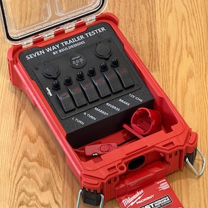 Testeur d'éclairage de remorque Milwaukee M12 Packout, étanche, 7 broches, avec toutes les fonctions (style semi-remorque et style pick-up)