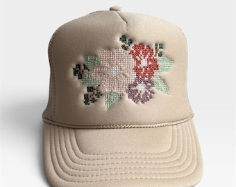 Boné Trucker com Bordado em Ponto Cruz de Flores, Estilo Vintage, Acessório de Verão