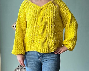 Handgestrickter Pullover mit Perlen un geflochtenem Strickmuster, oversized knitted Sweater