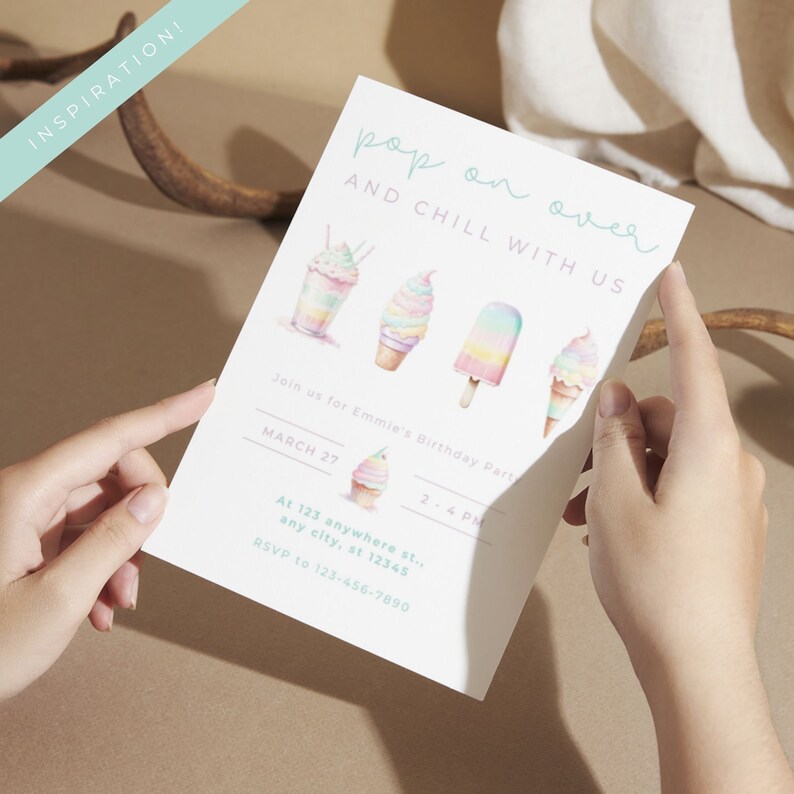 K&ouml;nnte beinhalten: Eine bunte Einladungskarte mit dem Text "pop on over and chill with us" und einer Grafik von Eisbechern und Eis am Stiel. Die Einladung ist f&uuml;r Emmies Geburtstagsparty am 27. M&auml;rz von 14:00 bis 16:00 Uhr. Die Adresse lautet 123 anywhere st., any city, st 12345. Die RSVP-Nummer lautet 123-456-7890.