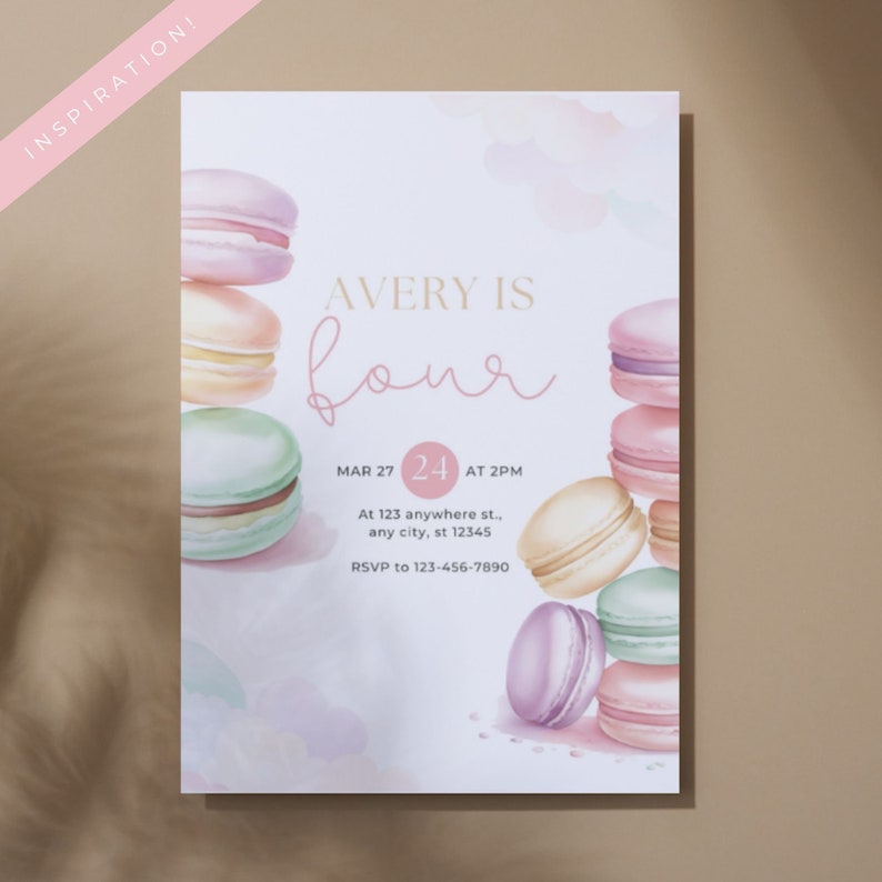 K&ouml;nnte beinhalten: Eine pastellrosa und goldene Geburtstagseinladung mit Aquarellhintergrund und &uuml;bereinander gestapelten Macarons. Die Einladung lautet "Avery ist vier" und enth&auml;lt Datum, Uhrzeit und Ort der Party.