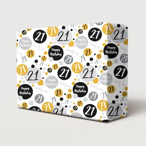 Puede incluir: Papel de regalo blanco con un patrón repetido de círculos negros, dorados y grises, cada uno con el número "21". Las palabras "Happy Birthday Twenty one" también están impresas. Ideal para un 21 cumpleaños.