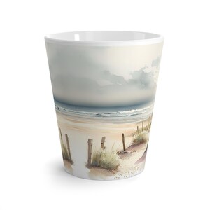 Tazza da latte / Paesaggio marino con onde oceaniche, sentiero sabbioso / Tazza da caffè con dune costiere sulla spiaggia