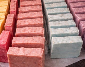 Caixa de Sabonetes Artesanais | 28-32 unidades embaladas em pares | Sabonetes naturais hidratantes produzidos em pequenos lotes