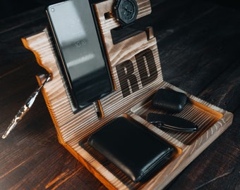 Docking Station Personalizzata In Legno Di Noce / Organizer Per Comodino Da Uomo 1147262