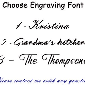 K&ouml;nnte beinhalten: Bild mit drei verschiedenen Schriftarten f&uuml;r die Gravur. Die Optionen sind: 1. Kristina, 2. Grandma's kitchen und 3. The Thompsons. Der Text am unteren Rand des Bildes lautet: Bitte kontaktieren Sie mich bei Fragen.