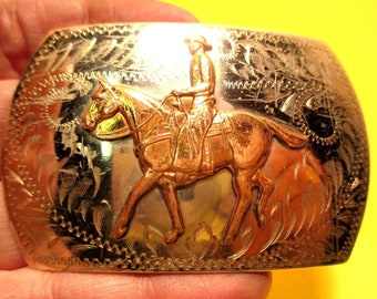 IRVINE JACHENS gentleman cowboy à cheval avec jambières et chapeau avec boucle de ceinture fabriqué aux États-Unis