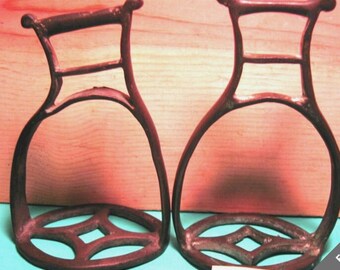 Estribos de silla de montar desgastados inusuales forjados a mano de BRONCE SÓLIDO y FANTASÍA muy raros de 1700