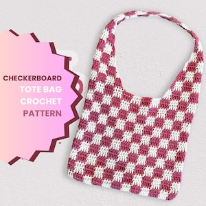 Może przedstawiać: Szydełkowa torba typu tote z wzorem w szachownicę w kolorze białym i bordowym. Torba ma pojedynczy pasek na ramię i jest prezentowana na jasnym tle. Tekst po lewej stronie brzmi "CHECKERBOARD TOTE BAG CROCHET PATTERN."