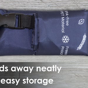Puede incluir: Una bolsa de hielo reutilizable azul oscuro con una correa y hebilla negras. La bolsa de hielo est&aacute; etiquetada como "BPA-Free PET Material Freeze Proof". Se pliega de forma compacta para un almacenamiento f&aacute;cil.