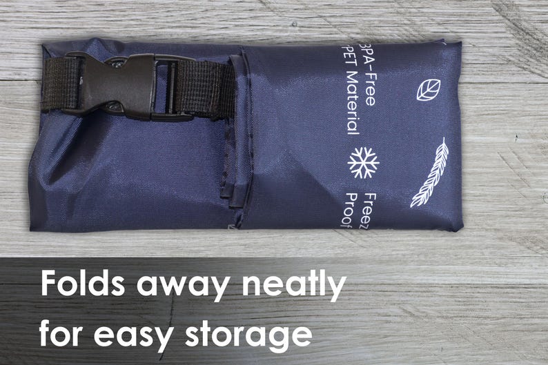 Puede incluir: Una bolsa de hielo reutilizable azul oscuro con una correa y hebilla negras. La bolsa de hielo est&aacute; etiquetada como "BPA-Free PET Material Freeze Proof". Se pliega de forma compacta para un almacenamiento f&aacute;cil.
