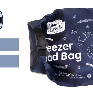 Puede incluir: Una bolsa de congelador azul con un dise&ntilde;o blanco que incluye el texto "Aneads Freezer Bread Bag" y un gr&aacute;fico de un croissant y una dona. La bolsa tiene un cierre seguro con una hebilla negra.