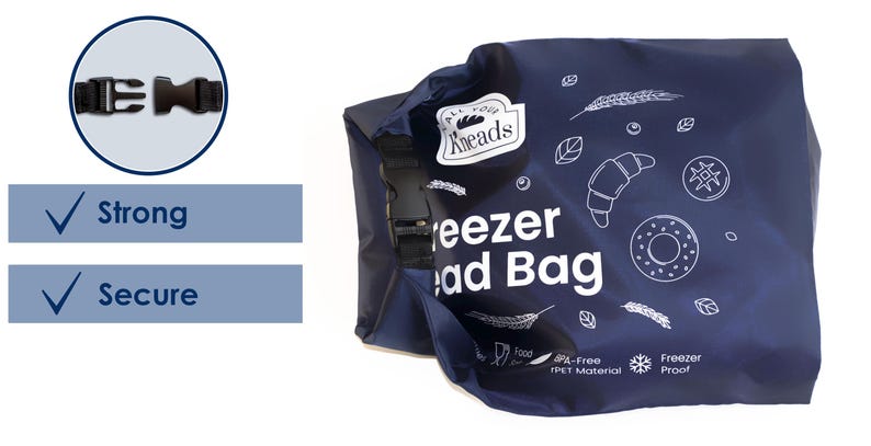 Puede incluir: Una bolsa de congelador azul con un dise&ntilde;o blanco que incluye el texto "Aneads Freezer Bread Bag" y un gr&aacute;fico de un croissant y una dona. La bolsa tiene un cierre seguro con una hebilla negra.