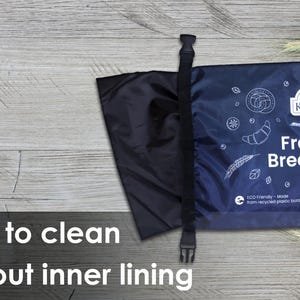 Puede incluir: Una bolsa de pan para congelador azul con un logotipo blanco que dice "All Your Kneads" y el texto "Freezer Bread Bag". La bolsa est&aacute; hecha de botellas de pl&aacute;stico recicladas y es libre de BPA. La bolsa tiene un cord&oacute;n de ajuste negro y un forro interior extra&iacute;ble.