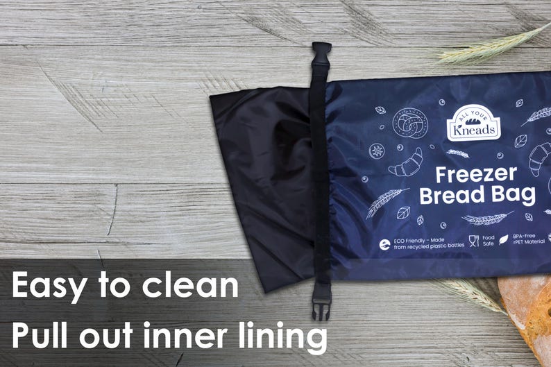 Puede incluir: Una bolsa de pan para congelador azul con un logotipo blanco que dice "All Your Kneads" y el texto "Freezer Bread Bag". La bolsa est&aacute; hecha de botellas de pl&aacute;stico recicladas y es libre de BPA. La bolsa tiene un cord&oacute;n de ajuste negro y un forro interior extra&iacute;ble.