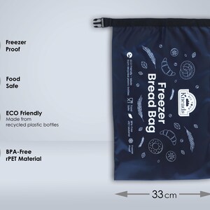 Puede incluir: Una bolsa de congelador azul con un dise&ntilde;o blanco que incluye el texto "Freezer Bread Bag" y un logotipo de Kneads. La bolsa mide 49 cm de alto y 33 cm de ancho.