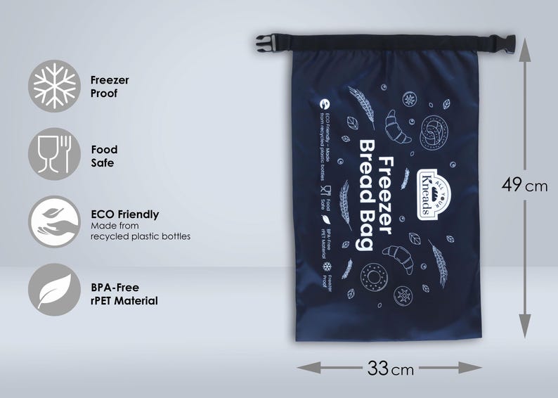 Puede incluir: Una bolsa de congelador azul con un dise&ntilde;o blanco que incluye el texto "Freezer Bread Bag" y un logotipo de Kneads. La bolsa mide 49 cm de alto y 33 cm de ancho.