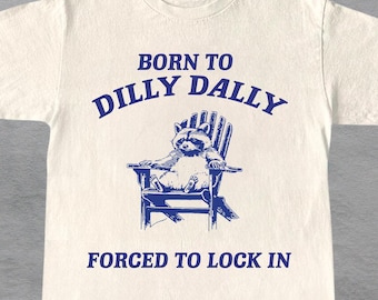 Camiseta vintage Born To Dilly Dally Forced to Locked, camiseta divertida de mapache, camiseta con meme de Dilly Dallying, camiseta con humor animal, camiseta unisex