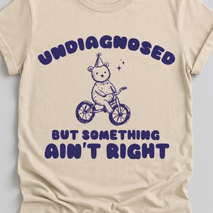 診断されていないが何かがおかしいヴィンテージシャツ、レトロな漫画のクマのTシャツ、ミームのゴミパンダTシャツ、面白いクマの皮肉Tシャツ、楽しいギフト
