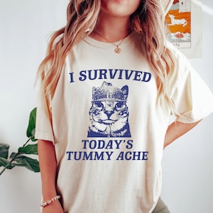 T-shirt Humour Chat "I Survived Today's Tummy Ache" – Unisexe, Coton, Tailles S à 3XL
