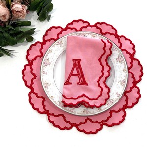 Mantel individual de tela hecho a mano en color rosa y rojo de Cressida con borde festoneado, impermeable, bordado, personalizado, de algodón, con la letra A, para el día de San Valentín
