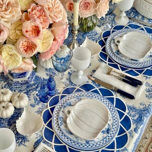 Navy Blue Scalloped Placemats, Waterproof Embroidered Table Decor, Elegant Setting afbeelding 6