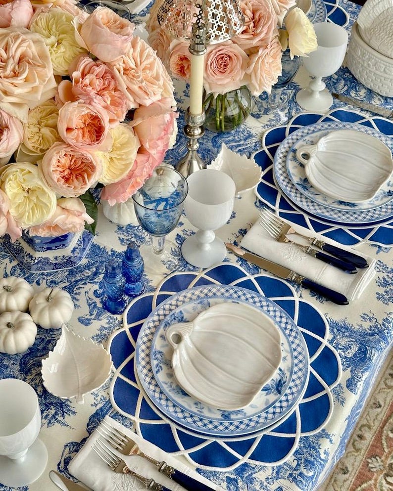 Navy Blue Scalloped Placemats, Waterproof Embroidered Table Decor, Elegant Setting afbeelding 6