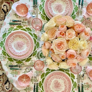 Green Scalloped Placemat Set of 4, Waterproof Embroidered Table Decor, Spring Table Setting, Mother’s Day Gift