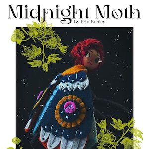 Puede incluir: Una muñeca de fieltro con cabello rojo que lleva una capa con estampado azul y naranja con un símbolo de paz en la espalda. La muñeca está de pie frente a un fondo negro con copos de nieve blancos. El texto "Midnight Moth" y "A SuperBod Add-on Pattern" es visible en la parte superior e inferior de la imagen.