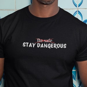 Camiseta gráfica Stay Dangerous: Camisa de algodón llamativa y llamativa