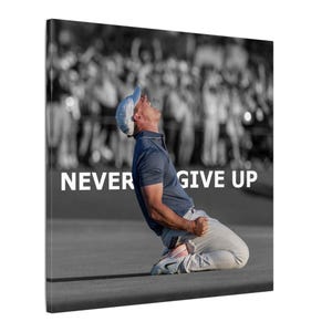 Peut inclure: Une photo en noir et blanc d'un golfeur c&eacute;l&eacute;brant une victoire. Le golfeur est agenouill&eacute; sur le green, les bras lev&eacute;s en l'air, avec une foule de personnes floues en arri&egrave;re-plan. Le texte "NEVER GIVE UP" est imprim&eacute; en blanc sur le green.
