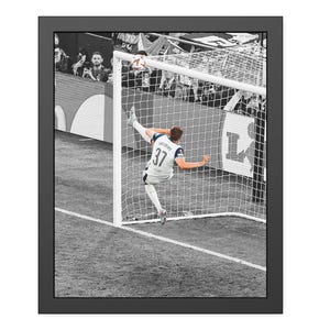 Micky van de Ven GoalLine Liquidação Foto emoldurada pronta para pendurar foto comemorativa Spurs decoração de parede bar de futebol arte presente Final da Liga Europa
